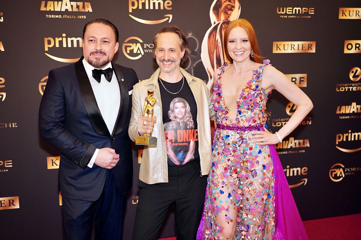 ROMY 2023: Filmproduzent Klemens Hallmann gratuliert „Der Onkel“-Hauptdarstellerin Anke Engelke zur ROMY-Auszeichnung