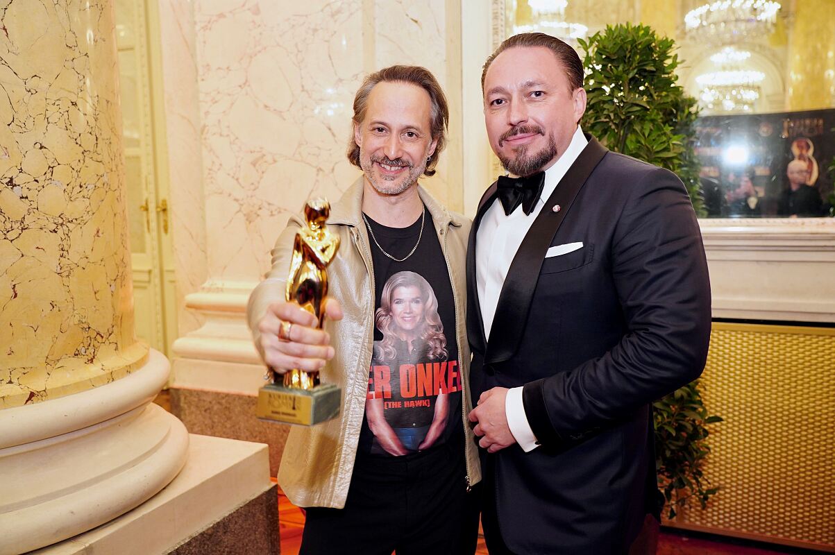 ROMY 2023: Filmproduzent Klemens Hallmann gratuliert „Der Onkel“-Hauptdarstellerin Anke Engelke zur ROMY-Auszeichnung