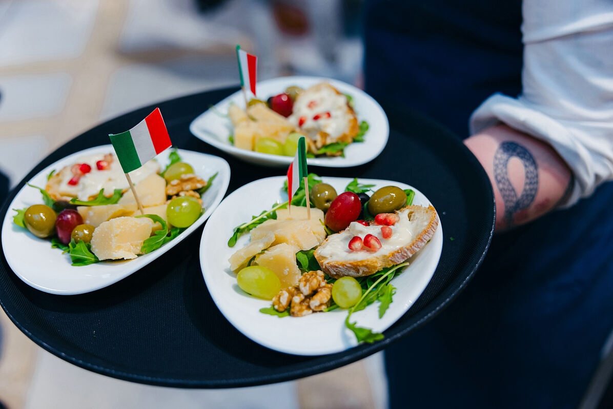 Feinschmeckerinnen und Feinschmecker können sich bei der Genussreise über eine große Auswahl an köstlichen Antipasti freuen. 