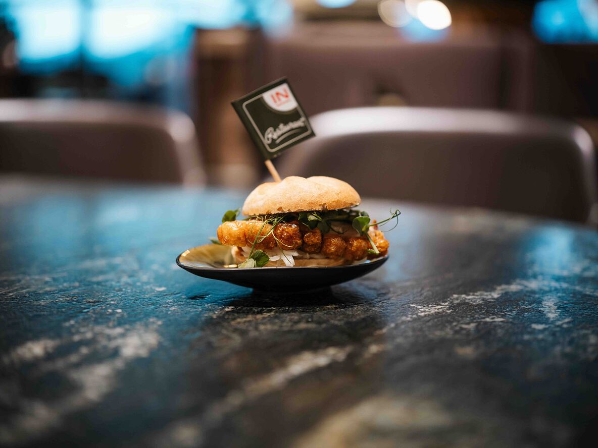 An der Genussstation der TANN-Fleischerei werden köstliche Mini Burger angeboten. 