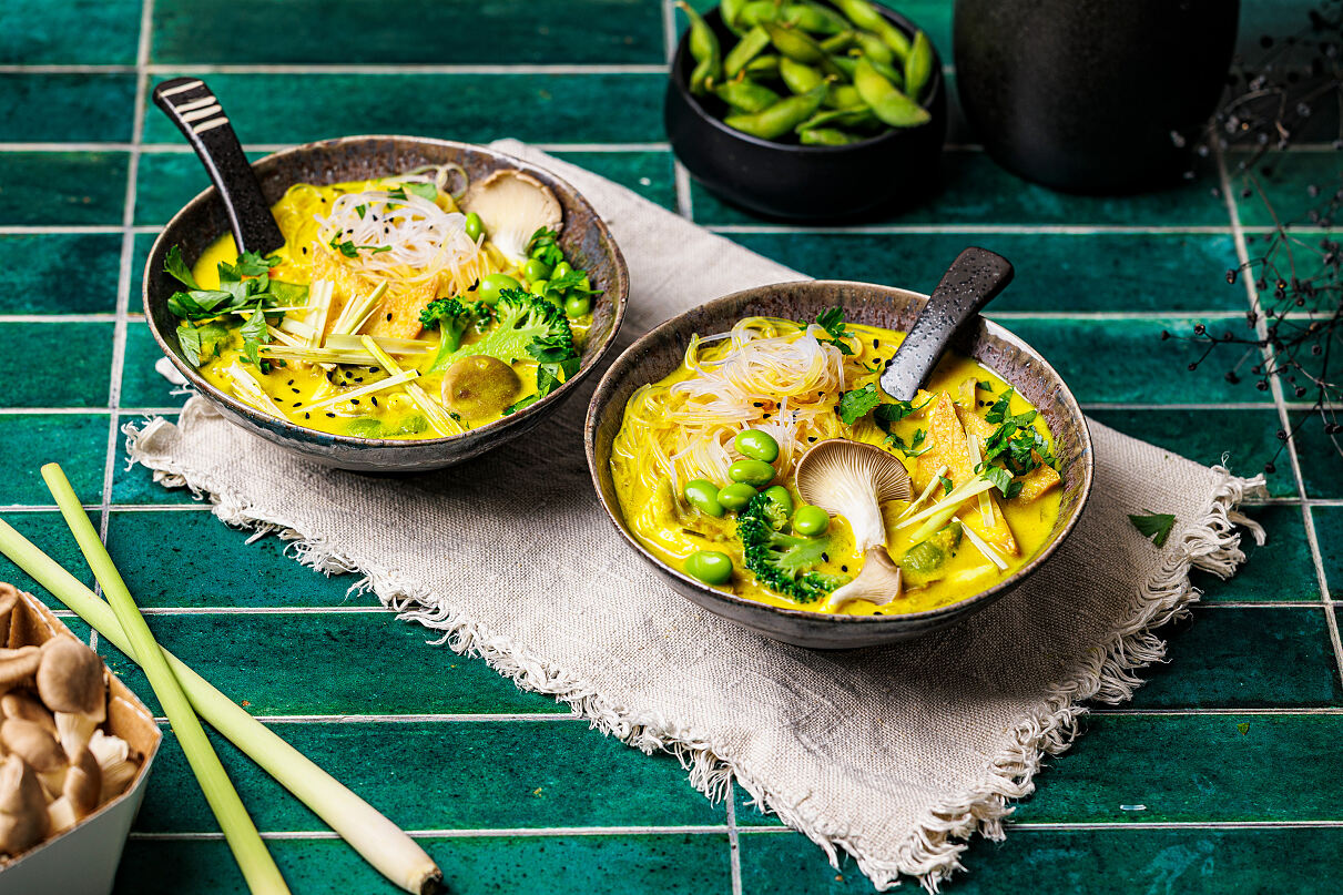 SPAR-Asia-Glasnudeln+diverse-Asia-Produkte+Thai-Kokos-Curry-Suppe_