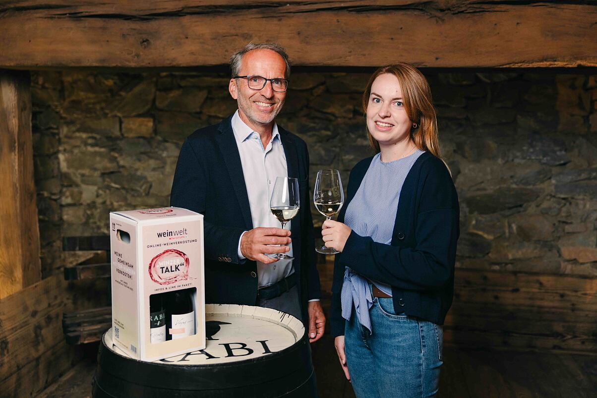 Rudi Rabl und Tochter Johanna vom Weingut Rabl in Langenlois im Kamptal sind die Gastgeber des nächsten INTERSPAR weinwelt Winzertalks. © INTERSPAR. 